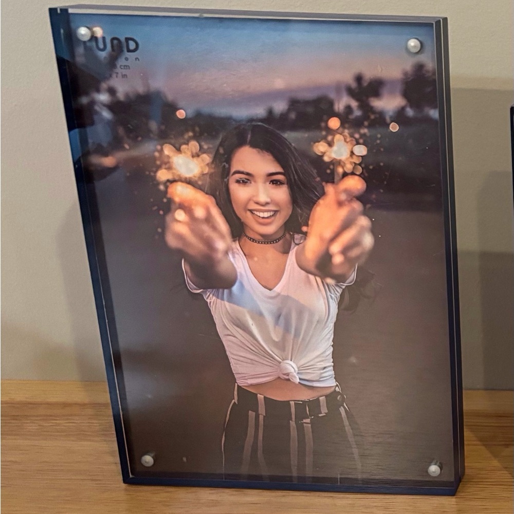 NEW 5x7 Magnetic Photo Frame